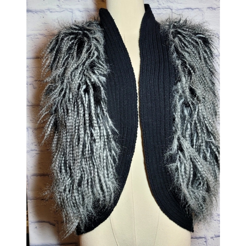 Kopa Womens Size M Faux Fur Feather Knit Sleeveless Vest Line Black Gray…